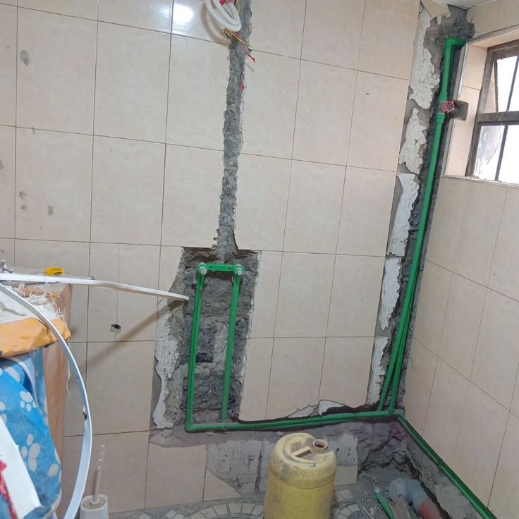 فني ترميم حمامات حي الجسر